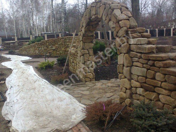 Забор и арка из натурального камня